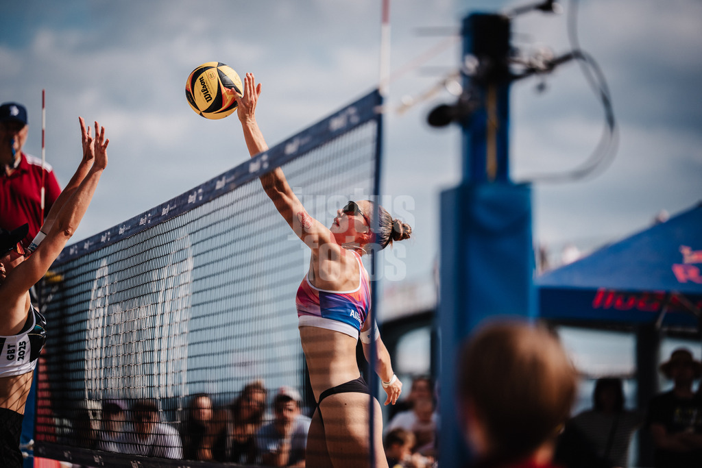 Beachvolleyball | Frauen | Deutsche Meisterschaften 2025 Timmendorfer Strand | 04.09.2025 | Elea Beutel beim Angriff