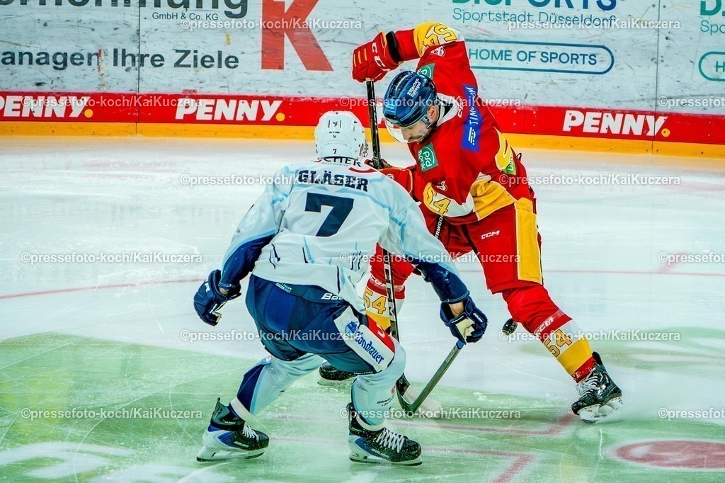xKKUx26102501006 | 26.10.2025, xydrx, Eishockey, DEL2, Düsseldorfer EG - Blue Devils Weiden, PSD Bank Dome Düsseldorf:  Eric Brown (DEG #54)  im Zweikampf gegen  Luca Gläser (Nr.7)