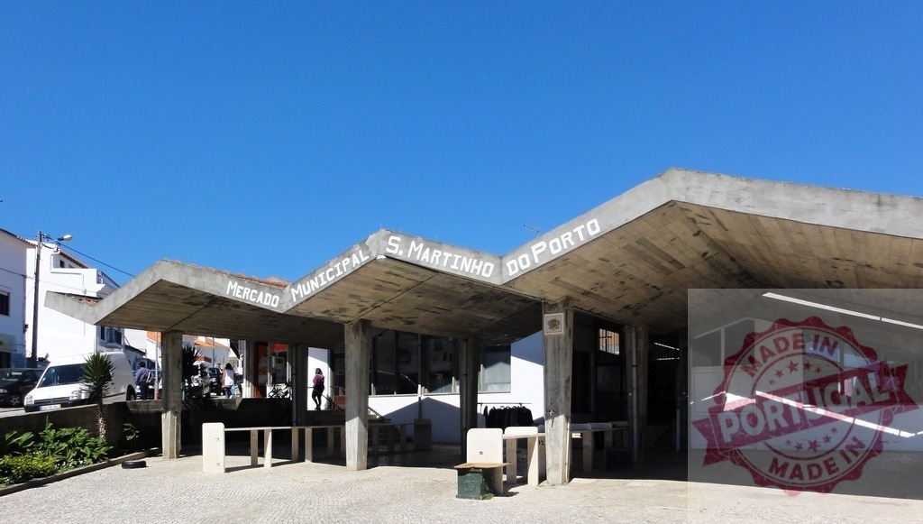 Mercado Municipal S. Martinho do Porto historic portuguese architecture | Mercado Municipal S. Martinho do Porto building showcasing its brutalist architecture under a clear sky - Realisiert mit Pictrs.com