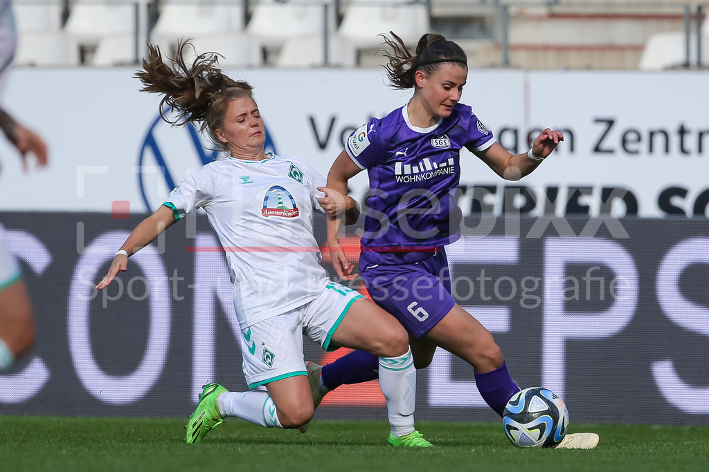 Fussball, Google Pixel Frauen-Bundesliga, SGS Essen - SV Werder Bremen | v.li.: Ricarda Walkling (SV Werder Bremen, 13) und Katharina Piljic (SGS Essen, 6) im Zweikampf, Duell, Dynamik, Aktion, Action, Spielszene, DIE DFB-RICHTLINIEN UNTERSAGEN JEGLICHE NUTZUNG VON FOTOS ALS SEQUENZBILDER UND/ODER VIDEOÄHNLICHE FOTOSTRECKEN. DFB REGULATIONS PROHIBIT ANY USE OF PHOTOGRAPHS AS IMAGE SEQUENCES AND/OR QUASI-VIDEO.