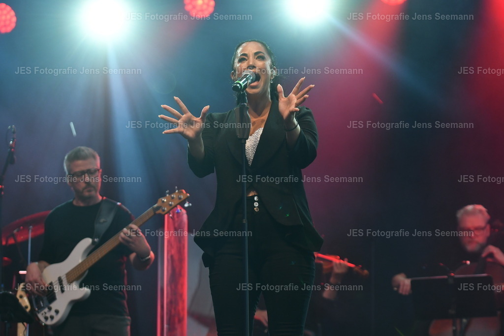 2026_Deborah Lee und the news_One Moment time Whitney Houston__0561 | Fotograf Jens Seemann - Realisiert mit Pictrs.com