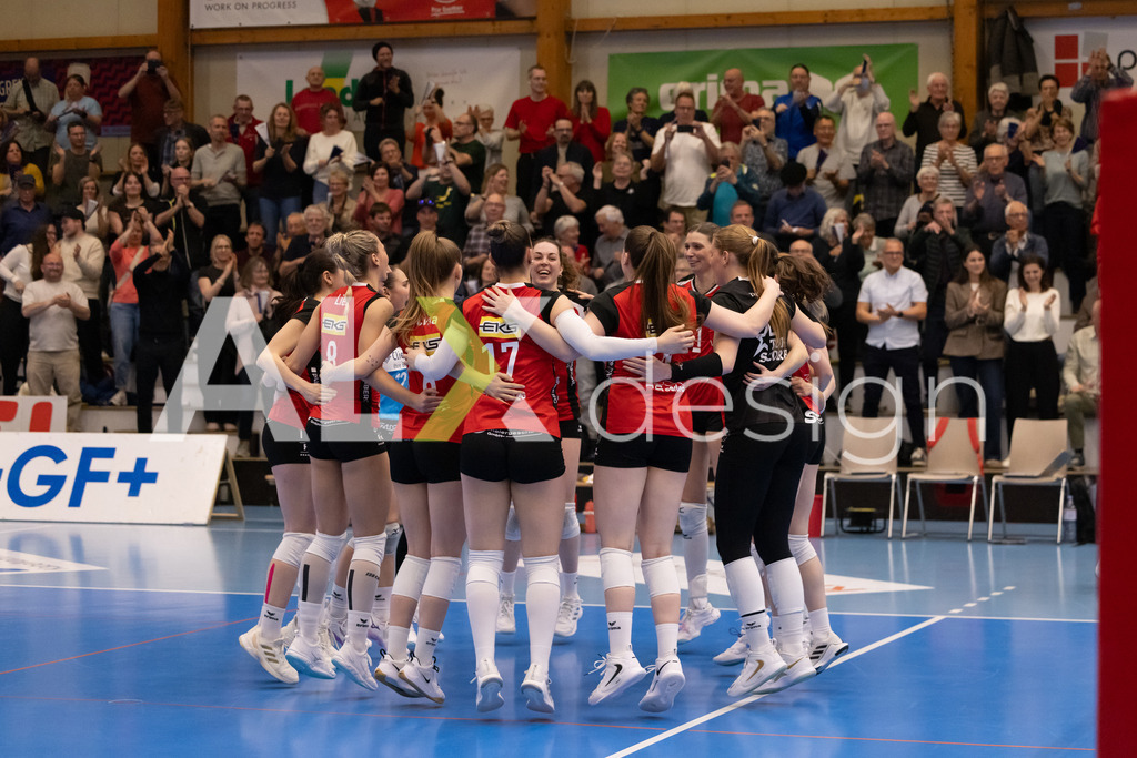 Volleyball I Frauen I Saison 2025-2026 I Volleyball NLA | Women I 1/2 Finals I  VC Kanti Schaffhausen - Sm'Aesch Pfeffingen I 22.03.2026 | Jubel zum Sieg von VC Kanti Schaffhausen - Realisiert mit Pictrs.com