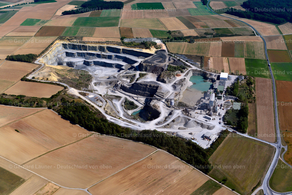 3650624 | WALDBüTTELBRUNN 13.09.2016 Gebäude und Produktionshallen auf dem Werksgelände " AMW | Asphaltmischwerk Rossbrunn " in Waldbüttelbrunn im Bundesland Bayern, Deutschland. Weiterführende Informationen bei: Bayerische Asphaltmischwerke GmbH &amp; Co. Kommanditgesellschaft für Straßenbaustoffe. // Building and production halls on the premises " AMW | Asphaltmischwerk Rossbrunn " in Waldbuettelbrunn in the state Bavaria, Germany. Further information at: Bayerische Asphaltmischwerke GmbH &amp; Co. Kommanditgesellschaft fuer Strassenbaustoffe. Foto: Gerhard Launer