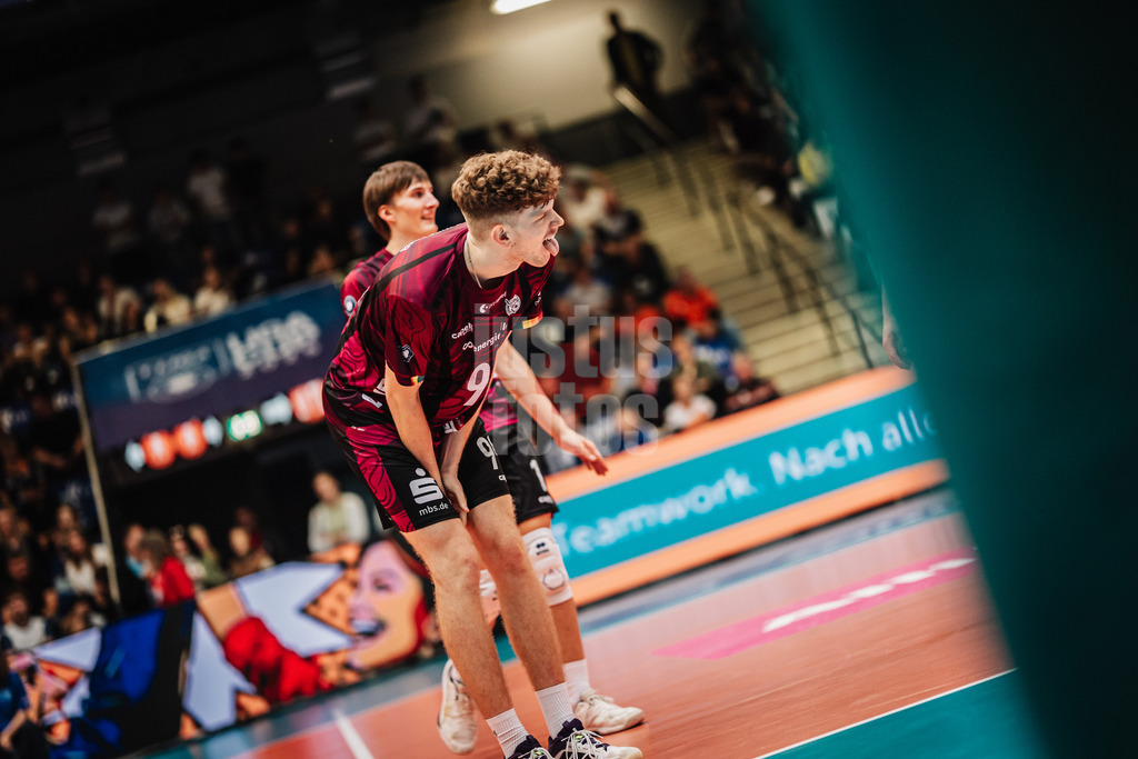 Volleyball | Herren | Saison 2025/2026 | Volleyball Ligacup | SWD powervolleys Düren vs. Energiequelle Netzhoppers KW | 12.10.2024 | Caleb Lipscomb (#99, Energiequelle Netzhoppers KW) ärgert sich