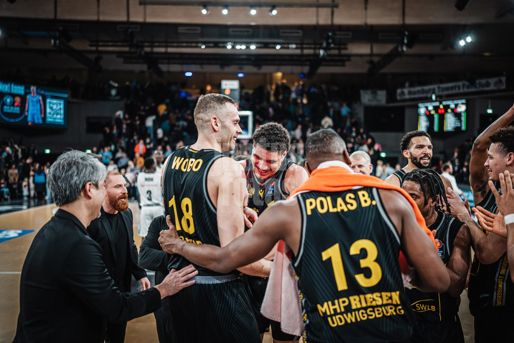 Basketball | Männer | Saison 2024/2025 | easyCredit Basketball Bundesliga | 12. Spieltag | Veolia Towers Hamburg vs. MHP Riesen Ludwigsburg | 21.12.2024 | v.l. Jonas Wohlfarth-Bottermann (#18, MHP Riesen Ludwigsburg) und Joel Scott (#1, MHP Riesen Ludwigsburg)