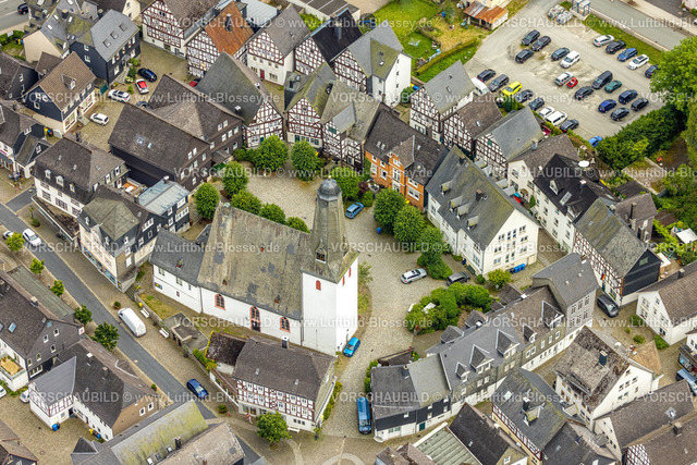 BadLaasphe240709559 | Luftbild, evang. Stadtkirche und Kirchplatz im Ortszentrum mit historischen Fachwerkhäusern, grüne Bäume, Bad Laasphe, Wittgensteiner Land, Nordrhein-Westfalen, Deutschland