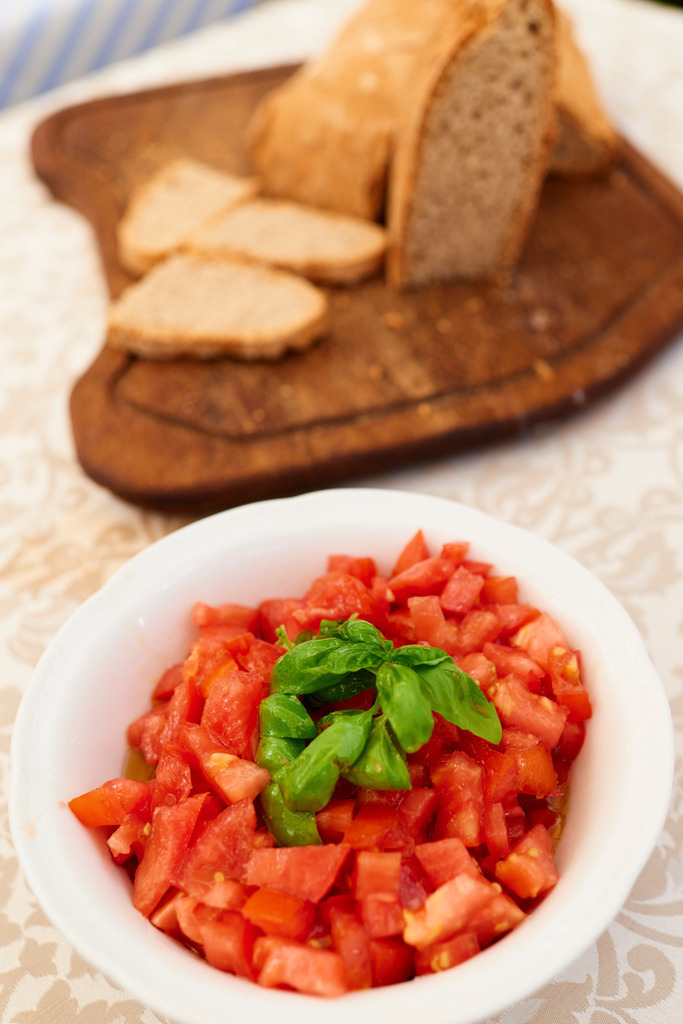 Bruschetta mit Tomaten und Basilikum | Cortona, Italien - August 29, 2016: Residenza Storica Dolce Maria; Bruschetta mit Tomaten und Basilikum. - Realisiert mit Pictrs.com