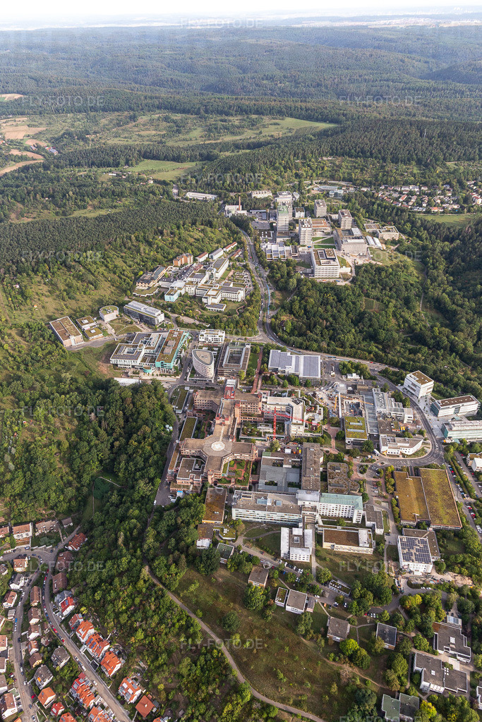 Gesamtübersicht des Klinikgelände des Krankenhauses Medizinische Universitätsklinik auf dem Schnarrenberg | Luftbild: Gesamtübersicht des Klinikgelände des Krankenhauses Medizinische Universitätsklinik auf dem Schnarrenberg in Tübingen im Bundesland Baden-Württemberg in Deutschland. Foto: IMG_008515.jpg vom 27.08.2020 durch Werner Riehm/FLY-FOTO.de - Realisiert mit Pictrs.com