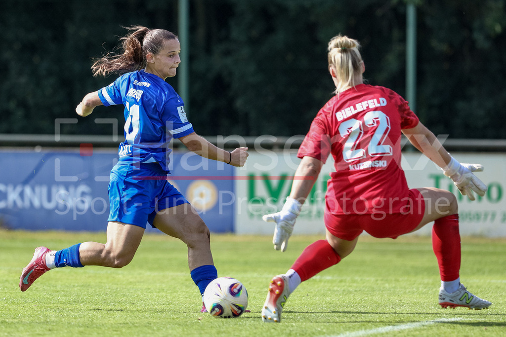 Fussball, Testspiel Frauen, SV Meppen - DSC Arminia Bielefeld | v.li.: Sarah Preuß (Preuss, SV Meppen, 11) und Kira Kutzinski (Torhüterin, DSC Arminia Bielefeld, 22) im Zweikampf, Duell, Dynamik, Aktion, Action, Spielszene