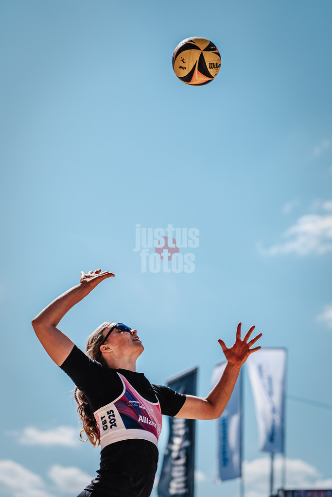 Beachvolleyball | Frauen | Allianz German Beach Tour 2025 | Tourstop Düsseldorf | 08.05.2025 | Josefine Schäkel schlägt auf