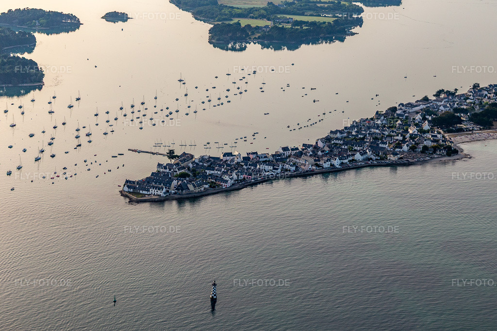 Luftbild: Ortsansicht in Île-Tudy im Bundesland Finistère in Frankreich. Foto: IMG_132500.jpg vom 17.06.2022 durch Werner Riehm/FLY-FOTO.de