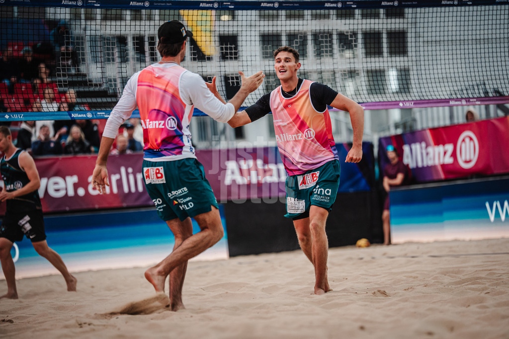 Beachvolleyball | Männer | Allianz German Beach Tour 2025 | Tourstop Berlin | 22.08.2025 | v.l. Niklas Held und Hennes Nissen klatschen ein