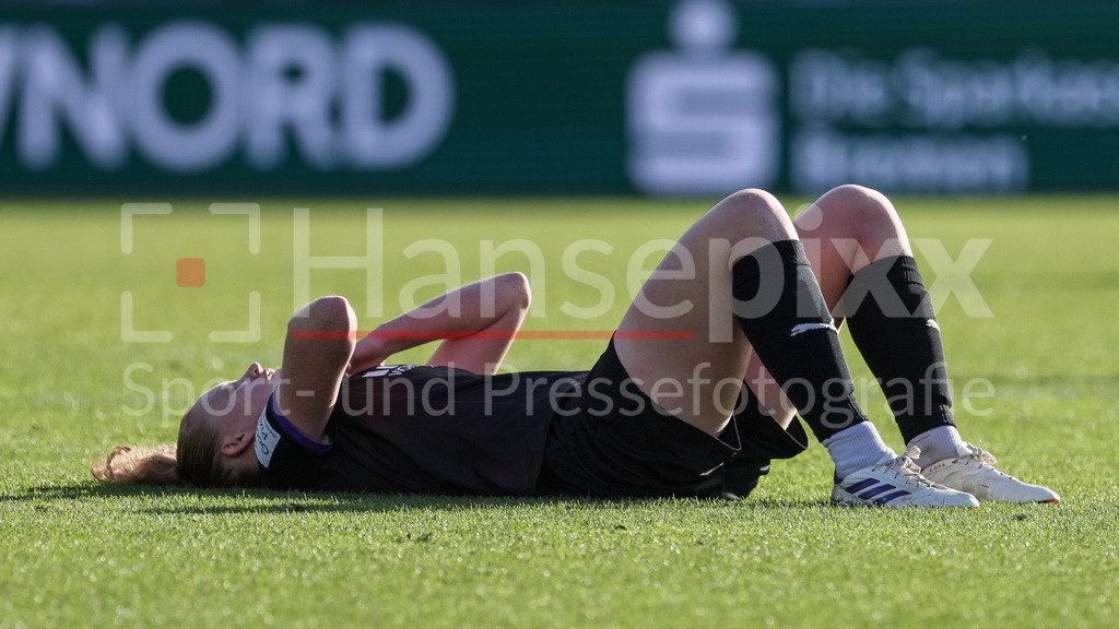 Fussball, Google Pixel Frauen-Bundesliga, SV Werder Bremen - SGS Essen | v.li.: Laura Pucks (SGS Essen, 15) enttäuscht über die Niederlage, Enttäuschung nach dem Schlusspfiff, Abpfiff, Highlight, Verlierer, verloren, Frustration, pessimistisch,, DIE DFB-RICHTLINIEN UNTERSAGEN JEGLICHE NUTZUNG VON FOTOS ALS SEQUENZBILDER UND/ODER VIDEOÄHNLICHE FOTOSTRECKEN. DFB REGULATIONS PROHIBIT ANY USE OF PHOTOGRAPHS AS IMAGE SEQUENCES AND/OR QUASI-VIDEO.