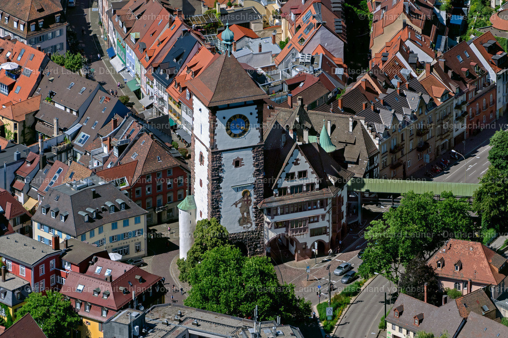 4033251 | FREIBURG IM BREISGAU 30.06.2020 Schwabentor im Stadtzentrum und Altstadt im Innenstadtbereich in Freiburg im Breisgau im Bundesland Baden-Württemberg, Deutschland. Weiterführende Informationen bei: Stadt Freiburg im Breisgau. // The city center and old town with cathedral in the downtown area in Freiburg im Breisgau in the state Baden-Wurttemberg, Germany. Further information at: Stadt Freiburg im Breisgau. Foto: Gerhard Launer