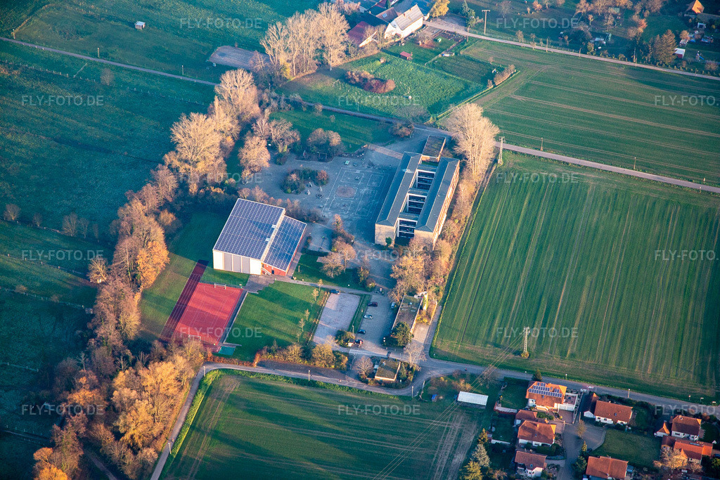 Luftbild: Klingbachschule im Ortsteil Ingenheim in Billigheim-Ingenheim im Bundesland Rheinland-Pfalz in Deutschland. Foto: IMG_135386.jpg vom 12.12.2022 durch Werner Riehm/FLY-FOTO.de