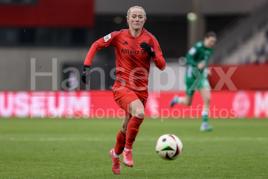 Fussball, Google Pixel Frauen-Bundesliga, FC Bayern München - SV Werder Bremen | v.li.: Lea Schüller (FC Bayern München, 11) am Ball, Einzelbild, Ganzkörper, Aktion, Action, Spielszene, DIE DFB-RICHTLINIEN UNTERSAGEN JEGLICHE NUTZUNG VON FOTOS ALS SEQUENZBILDER UND/ODER VIDEOÄHNLICHE FOTOSTRECKEN. DFB REGULATIONS PROHIBIT ANY USE OF PHOTOGRAPHS AS IMAGE SEQUENCES AND/OR QUASI-VIDEO.