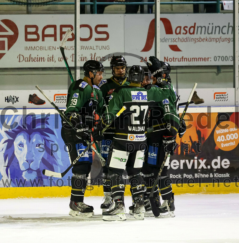 2023-01-13_068_TSV_Erding_gegen_VfE_Ulm-Neu-Ulm | Erding, Deutschland, 13.01.2023:
Eishockey, Bayernliga 2022 / 2023, 27. Spieltag, TSV Erding gegen VfE Ulm/Neu-Ulm, Endergebnis: 6:1

Thomas Plihal (Erding Gladiators, #39), Daniel Krzizok (Erding Gladiators, #18), Mark Waldhausen (Erding Gladiators, #27), Roni Rukajärvi (Erding Gladiators, #61)

Foto: Christian Riedel / fotografie-riedel.net