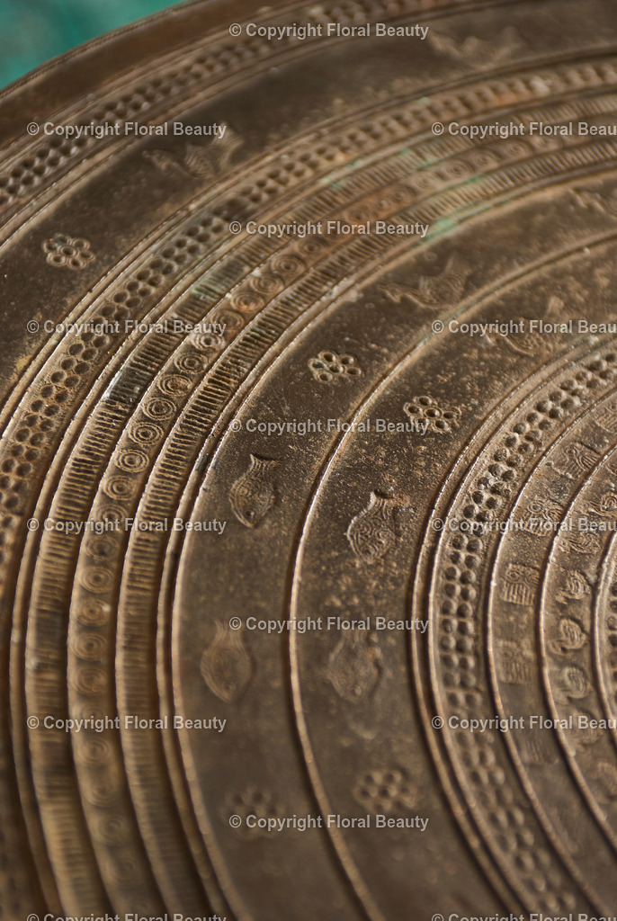 Tischplatte mit Ornamenten | Metallplatte mit Ornamenten aus Indonesien - Realized with Pictrs.com