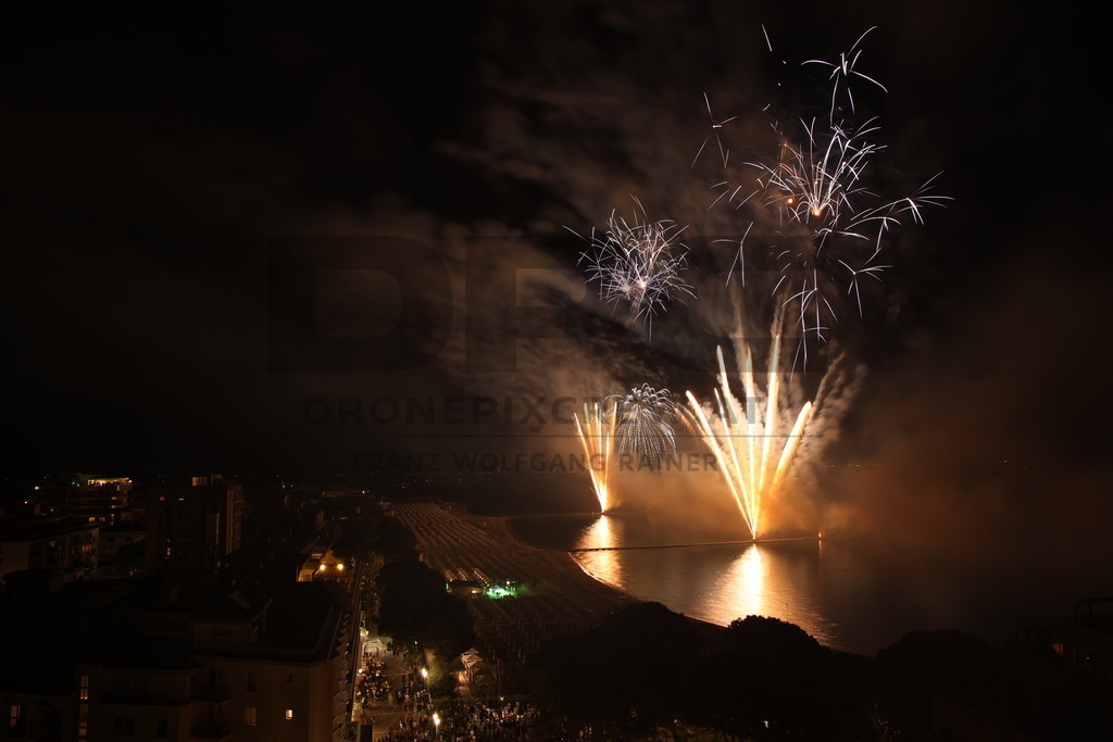 Ferragosto Fireworks in Grado, Italy | GRADO, ITALY, 15.AUG.26 - FIREWORKS - Ferragosto fireworks over the Adriatic Sea in Grado, Italy. Colorful fireworks light up the night sky above the beach, coastline and waterfront during the traditional summer celebration. - Realisiert mit Pictrs.com