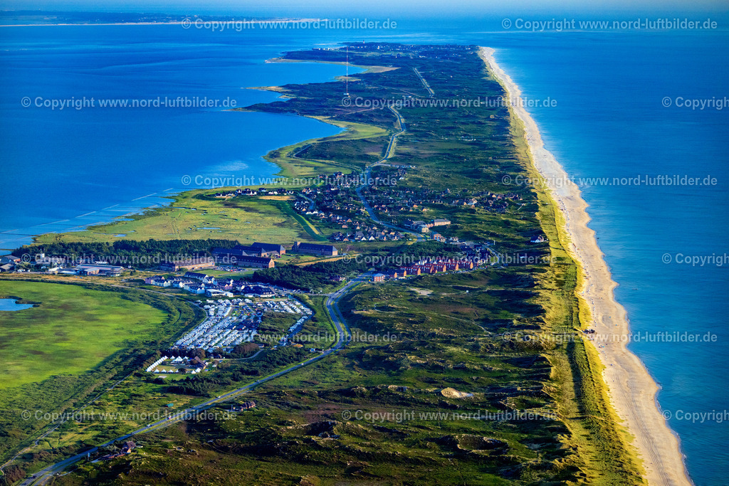 Sylt_Rantum_bis_Hörnum_Sonnenuntergang_ELS_7501130825 | SYLT 21.06.2025 Ortsansicht an der Meeres-Küste in Rantum (Sylt) auf der Insel Sylt im Bundesland Schleswig-Holstein, Deutschland. // Townscape on the seacoast in Rantum (Sylt) at the island Sylt in the state Schleswig-Holstein, Germany. Foto: Martin Elsen