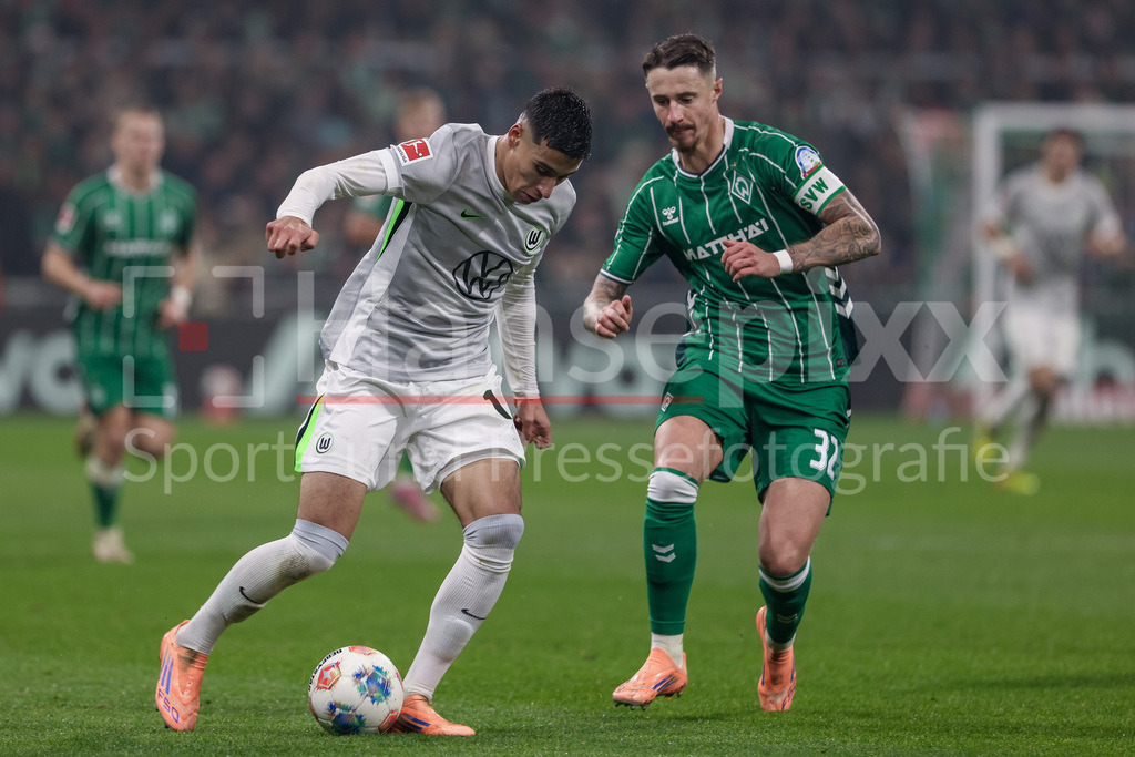 Fussball, Bundesliga, SV Werder Bremen - VfL Wolfsburg | v.li.: Adam Daghim (VfL Wolfsburg, 11) und Marco Friedl (SV Werder Bremen, 32) im Zweikampf, Duell, Dynamik, Aktion, Action, Spielszene, DIE DFL-RICHTLINIEN UNTERSAGEN JEGLICHE NUTZUNG VON FOTOS ALS SEQUENZBILDER UND/ODER VIDEOÄHNLICHE FOTOSTRECKEN. DFL REGULATIONS PROHIBIT ANY USE OF PHOTOGRAPHS AS IMAGE SEQUENCES AND/OR QUASI-VIDEO.