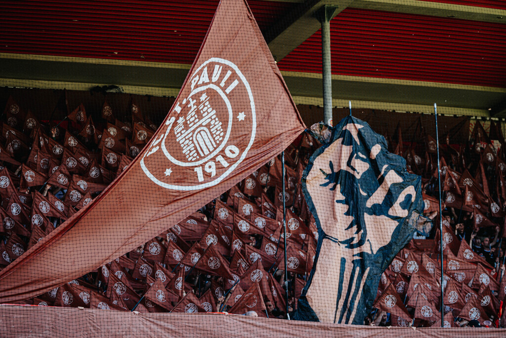 FCSP_YD-03578 | Der offizielle Shop für FC St. Pauli Fotos. Wähle aus Spielszenen & Fanmomenten dein FCSP Wunschformat. Wir liefern Millerntor-Atmosphäre.