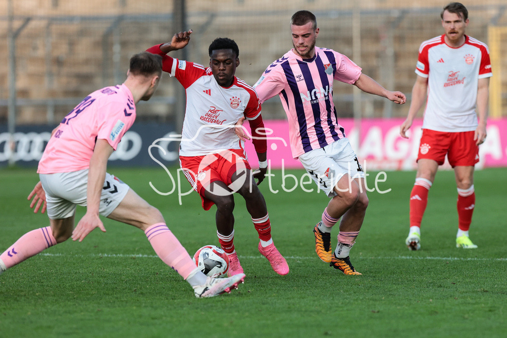 FC Bayern Amateure - TSV Aubstadt | im Duell Marco NICKEL (TSV #29) und Noel ASEKO NKILI (FCB #21) / Zweikampf
