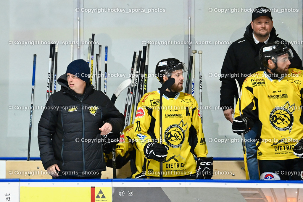 ESC Steindorf vs. MET PHOTOVOLTAIK HORNETS SPITTAL | Asisstentcoach EC Hornets Spittal Buchbauer Thomas, Sportlicher Leiter EC Hornets Spittal Martin Bodner, #70 Kronig Daniel EC Hornets Spittal, #38 Zorec Marco EC Hornets Spittal, ESC Steindorf vs. MET PHOTOVOLTAIK HORNETS SPITTAL, ESC Steindorf vs. MET PHOTOVOLTAIK HORNETS SPITTAL am 26.10.2024 in Steindorf (Ossiachersee Halle), Austria, (Photo by Bernd Stefan)