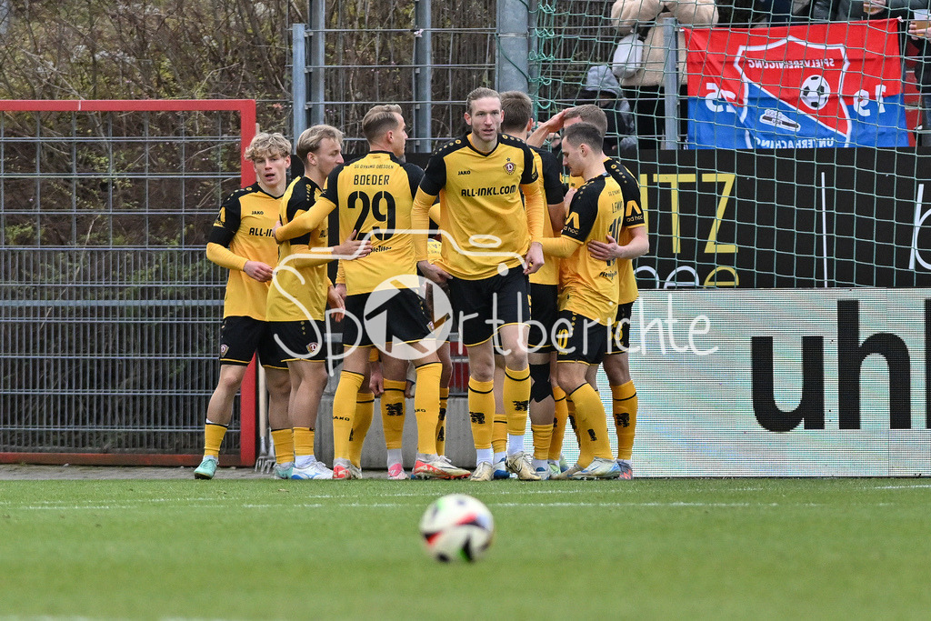 SpVgg Unterhaching - Dynamo Dresden | Jubel der Gaeste nach dem Treffer zum 0-1 durch Aljaz CASAR (Dynamo Dresden 17) / Freude / Happy / Tor / Torschuezte / 3. Liga: SpVgg Unterhaching - Dynamo Dresden, Uhlsportpark am 21.12.2024