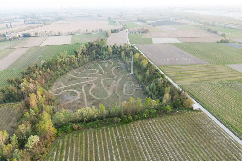 Vue aérienne: Vue de la ville à Domanins dans le département Frioul-Vénétie Julienne, Italie. Photo: IMG_099002.jpg prise le 08/04/2017 par Werner Riehm/FLY-FOTO.eu – Résolution de l'original: 5472 x 3648 px