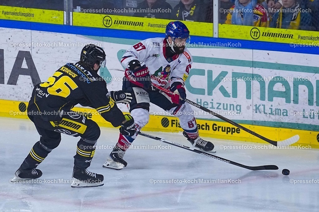 xYDRx16012601002 | 16.01.2026, xydrx, Eishockey, DEL2, Krefeld Pinguine - EHC Freiburg, Yayla-Arena Krefeld: Leonhard Korus (Krefeld Pinguine #56) im Zweikampf gegen Julian Airich (EHC Freiburg #67)Photo: xYannisxDreimannxPressefotoKochx