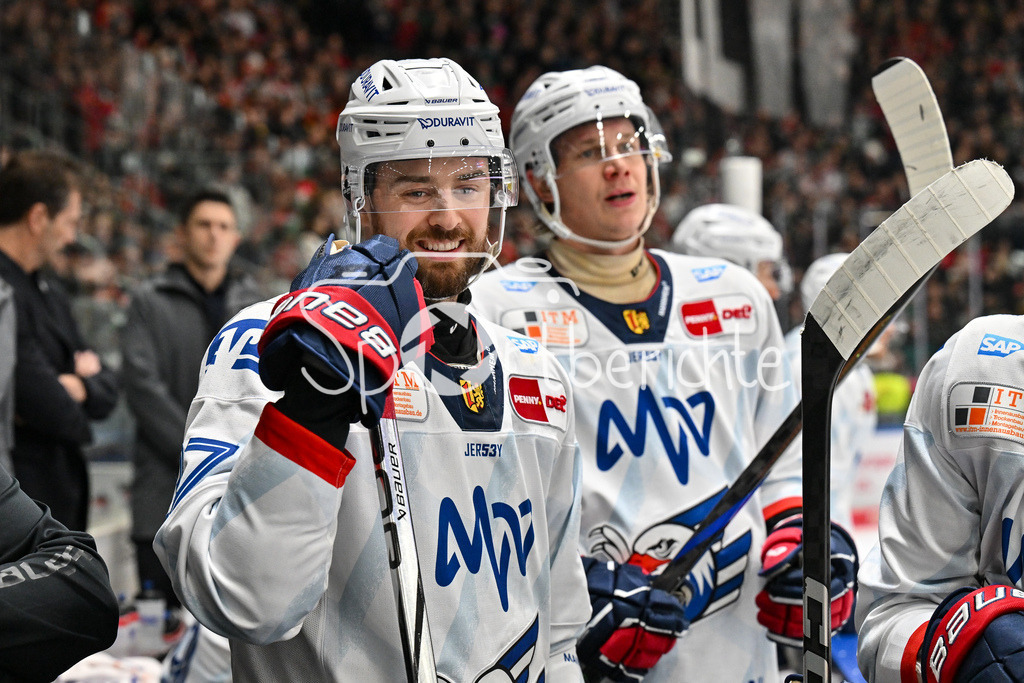 Augsburger Panther - Adler Mannheim | Lachende Gesichter auf der BAnk der Gaeste / Zachary James LESLIE (Adler Mannheim 37) / DEL: Augsburger Panther - Adler Mannheim, Curt Frenzel Stadion am 16.02.2025