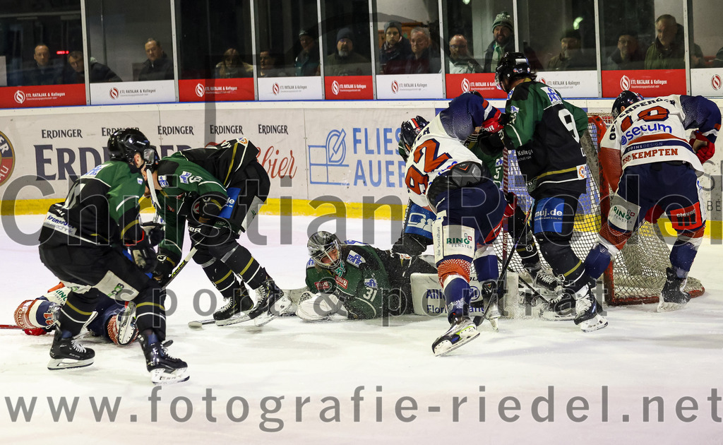 2023-03-03_085_TSV_Erding_gegen_ESC_Kempten | Erding, Deutschland, 03.03.2023:
Eishockey, Bayernliga Playoffs 2022 / 2023, Viertelfinale, TSV Erding gegen ESC Kempten, Endergebnis: 9:3

Sebastian Busch (Erding Gladiators, #11), Roni Rukajärvi (Erding Gladiators, #61), Torwart Christoph Schedlbauer (Erding Gladiators, #31), Maximilian Schäffler (ESC Kempten, #92), Nikolas Oppenberger (ESC Kempten, #10)

Foto: Christian Riedel / fotografie-riedel.net