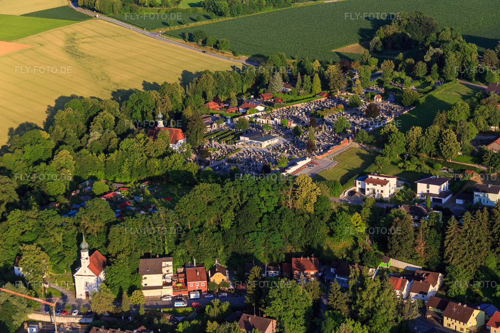 Luftbild: Wallfahrtskirche Maria im Steinfels und Friedhofskirche Zum Heiligen Kreuz in Landau an der Isar im Bundesland Bayern in Deutschland. Foto: IMG_090337.jpg vom 01.07.2016 durch Werner Riehm/FLY-FOTO.de