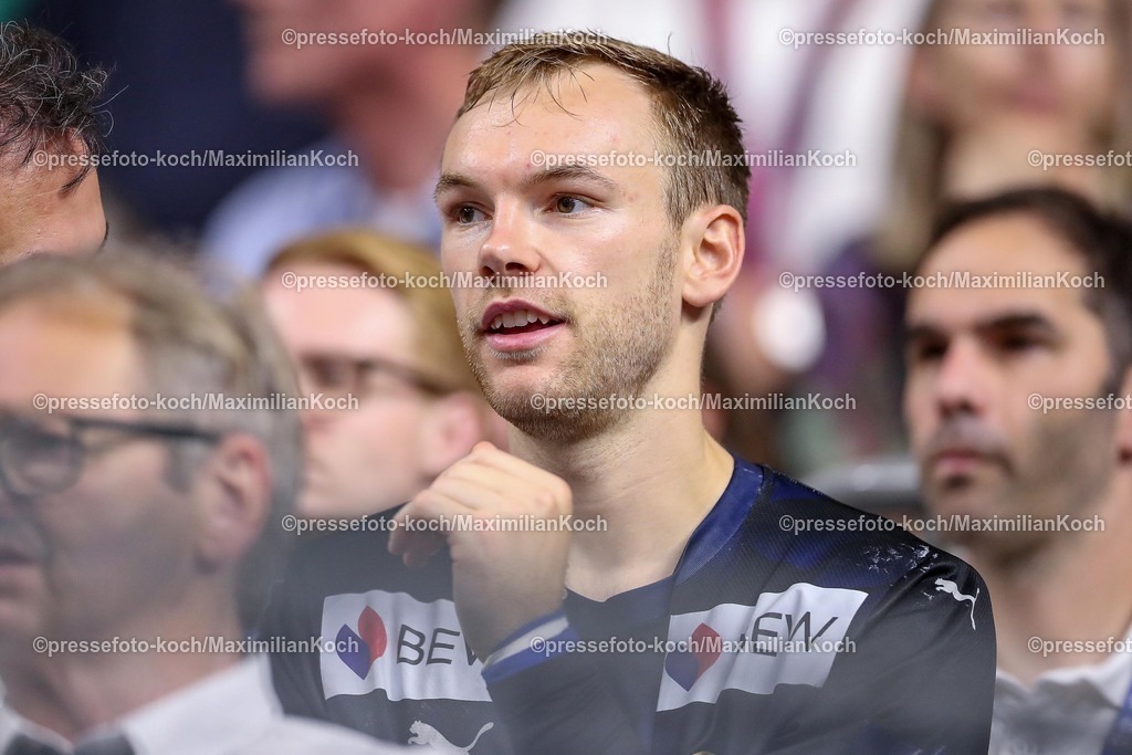KoeEHF14062501028 | 14.06.2025, Handball, Halbfinale TruckScout24 EHF FINAL4, LANXESS arena Köln, Füchse Berlin - HBC Nantes: Mathias Gidsel  (Fuechse Berlin #19) nach der Roten Karte auf der Tribüne 