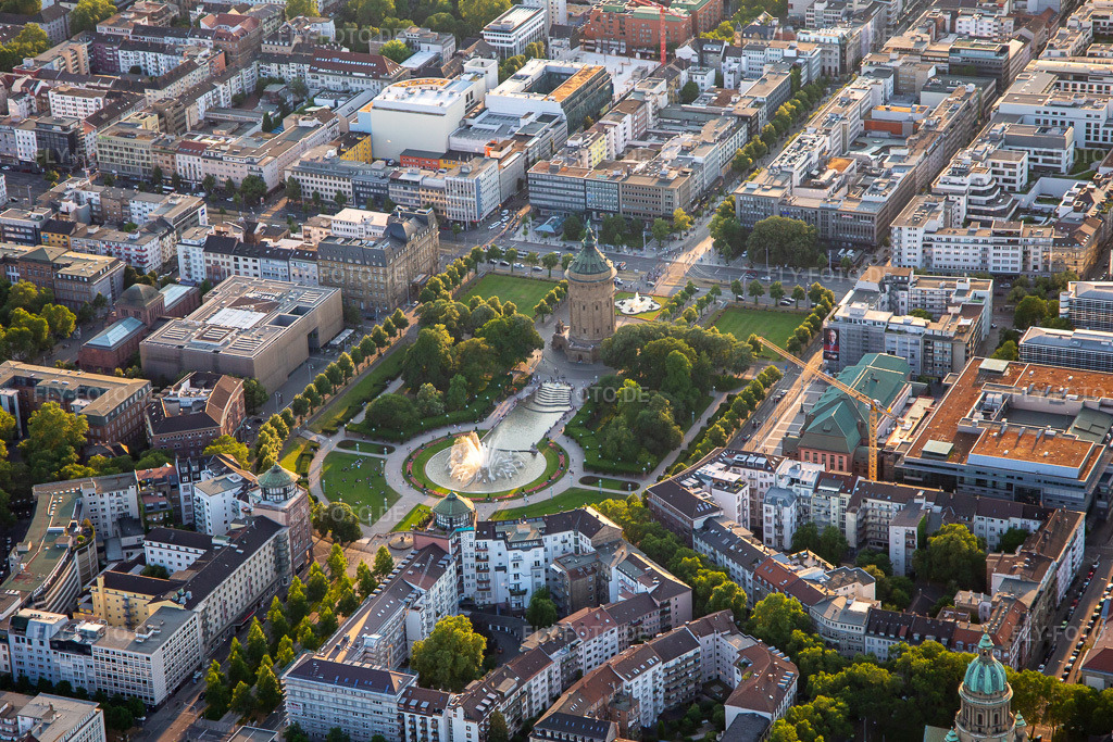 Luftbild: Congress Center Rosengarten und Wasserturm im Ortsteil Oststadt in Mannheim im Bundesland Baden-Württemberg in Deutschland. Foto: IMG_137177.jpg vom 24.06.2023 durch Werner Riehm/FLY-FOTO.deWWW.MANNHEIM.DE