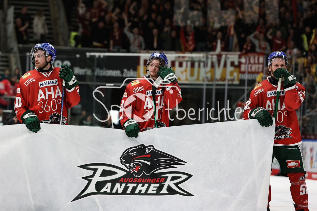 Augsburger Panther - Düsseldorfer EG | Die Spieler der Augsburger Panther bedanken sich bei den Fans / Abschied / Abstieg / Zuschauer / Support / Chirs COLLINS (AEV #10) / Justin VOLEK (AEV #9) / Maximilian RENNER (AEV #58)