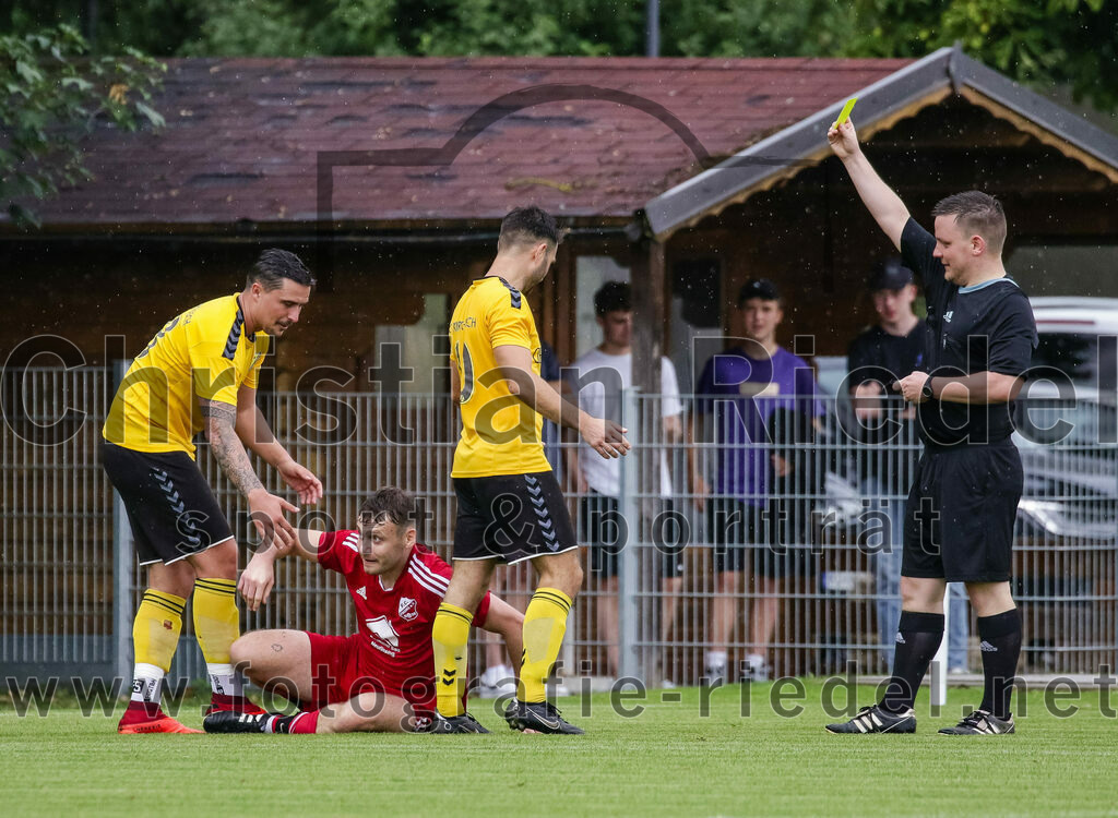 2023-07-29_099_FC_Finsing_gegen_SC_Kirchasch | Finsing, Deutschland, 29.07.2023:
Fußball, Kreisliga 2023 / 2024, 1. Spieltag, FC Finsing gegen SC Kirchasch, Endergebnis: 0:2

Gelbe Karte für Sebastian Maier (SC Kirchasch, #10)
Alexander Mrowczynski (SC Kirchasch, #23), Patrick Forchhammer (FC Finsing, #13), Sebastian Maier (SC Kirchasch, #10), Schiedsrichter Gerhard Ferlisch

Foto: Christian Riedel / fotografie-riedel.net