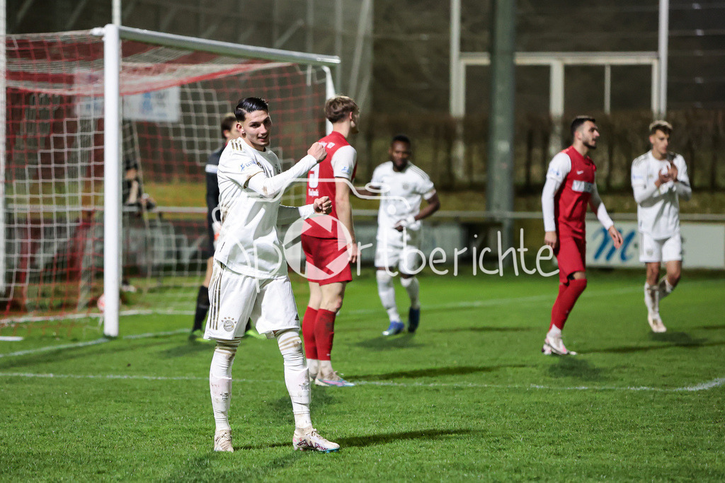 SV Heimstetten - FC Bayern Amateure | Yusuf Karhan KABADAYI (FCB #7) freut sich ueber das Tor zum 1-8