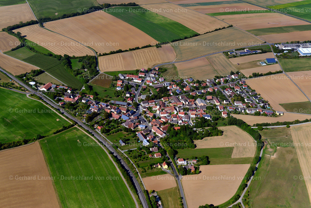3650394 | LINDFLUR 31.08.2016 Ortsansicht am Rande von landwirtschaftlichen Feldern und Nutzflächen  in Lindflur im Bundesland Bayern, Deutschland // Village view on the edge of agricultural fields and land  in Lindflur in the state Bavaria, Germany Foto: Gerhard Launer
