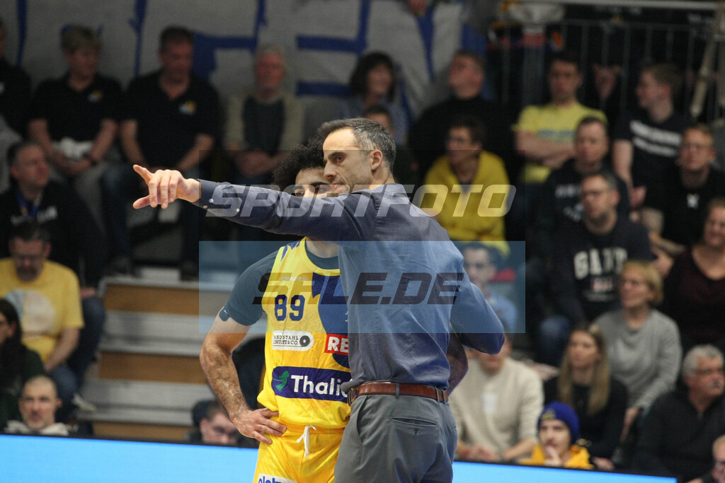 Phoenix Hagen - Nürnberg Falcobns | Trainer Chris Harris mit Sincere Paul Carry - © Sportfoto-Sale (MK) - Realisiert mit Pictrs.com