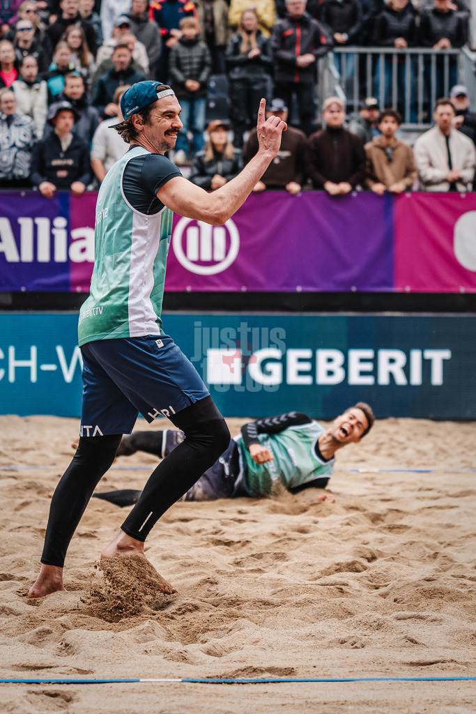 Beachvolleyball | Männer | Allianz German Beach Tour 2026 | Tourstop Düsseldorf | 17.05.2026 | v.l Jannik Kühlborn und Yannick Bibelriether jubeln