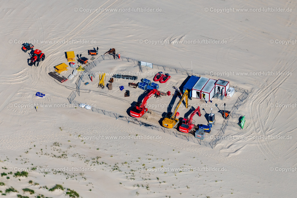 Norderney_Material_Und_Maschinen_Lager_Für_Aufspülung_ELS_6347050923 | NORDERNEY 05.09.2023 Sandstrand- Landschaft Maschine, Bauwagen Bagger zum Aufspülen von Sand auf den Strand auf der Insel Norderney im Bundesland Niedersachsen, Deutschlandd. // Sandy beach landscape machine, construction trailer excavator for flushing sand onto the beach on the island of Norderney in the state Lower Saxony, Germanyy. Foto: Martin Elsen