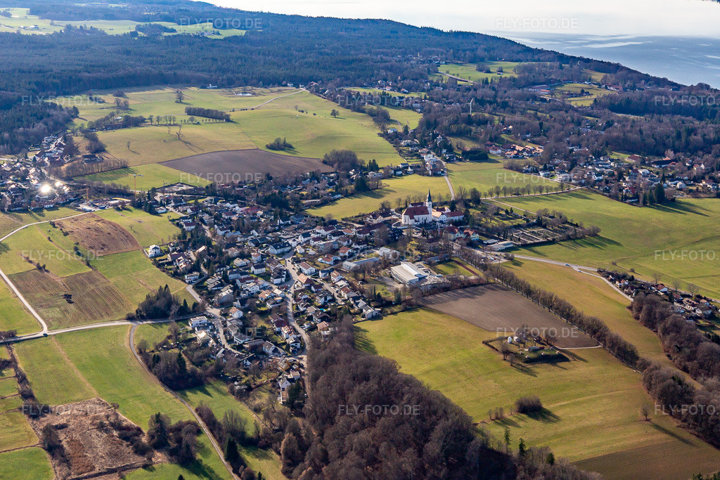 Luftbild: Ortsteil Aufkirchen von Norden im Ortsteil Aufkirchen in Berg im Bundesland Bayern in Deutschland. Foto: IMG_139542.jpg vom 27.12.2023 durch Werner Riehm/FLY-FOTO.de