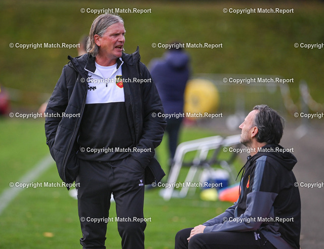 10859u23 | Fussball  Oberliga  Baden - Wuerttemberg 2023/2024    21.10.2023
FC Holzhausen - VfR MannheimSportlichen Leiter und Trainer Karsten Maier (li, FC Holzhausen) und Torwarttrainer Igor Idjakovic (re, FC Holzhausen)FOTO: ULMER PressebildagenturxxNOxMODELxRELEASExx