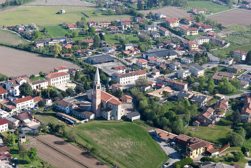 Vue aérienne: Vue de la ville à Savorgnano dans le département Frioul-Vénétie Julienne, Italie. Photo: IMG_098869.jpg prise le 08/04/2017 par Werner Riehm/FLY-FOTO.eu – Résolution de l'original: 4498 x 2999 px