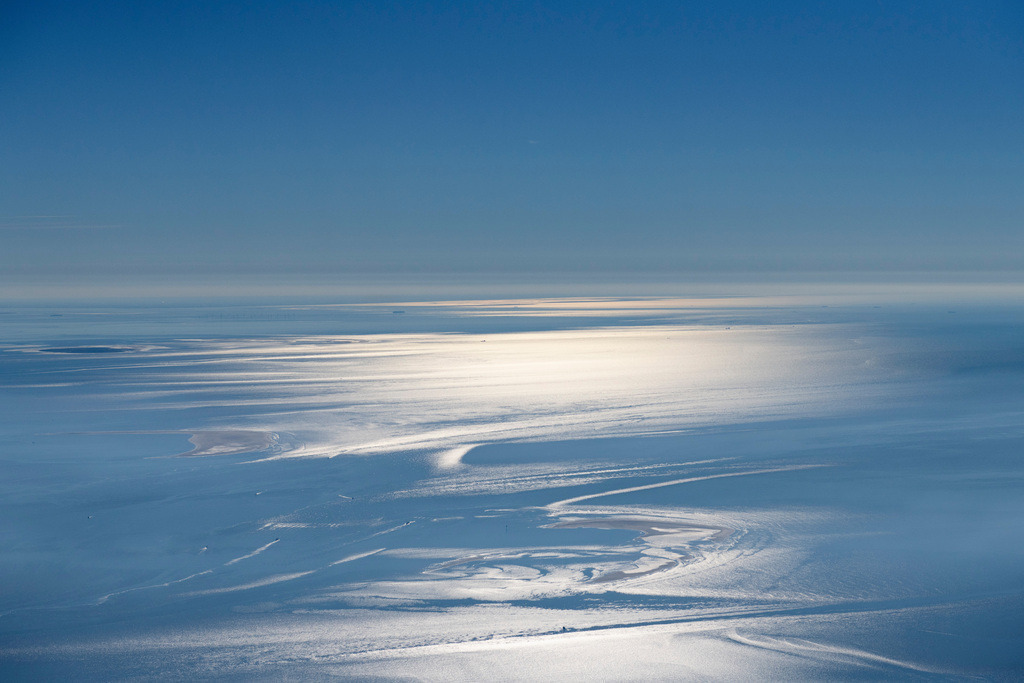 dr__0202211.jpg | BüSUM 06.09.2023 Licht reflektierende Meeres- Wasseroberfläche des Wattenmeeres der Nordsee in Büsum im Bundesland Schleswig-Holstein, Deutschland. 