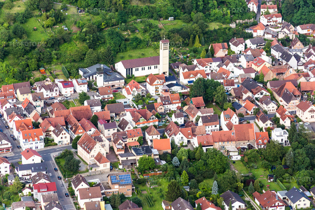 Luftbild: evangelischen Kirche in Sulzbach im Ortsteil Sulzbach in Weinheim im Bundesland Baden-Württemberg in Deutschland. Foto: IMG_090679.jpg vom 04.07.2016 durch Werner Riehm/FLY-FOTO.de