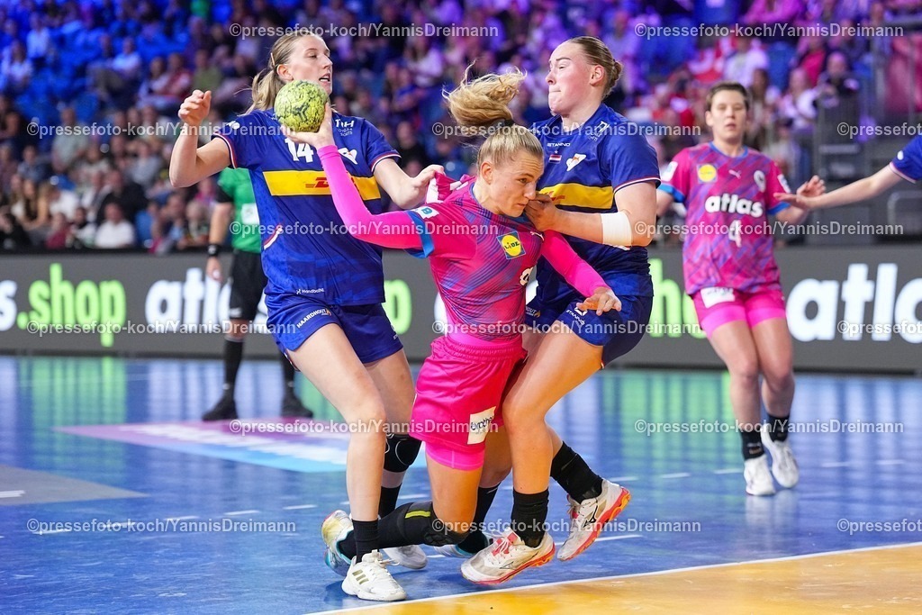 xydrx21092501066 | 21.09.2025, xydrx, Handball, Frauen Länderspiel, Deutschland - Niederlande, YAILA Arena: Judith van der Helm (NED #14) und Romee Maarschalkerweerd (NED #24) im Zweikampf gegen Annika Lott (GER #23)