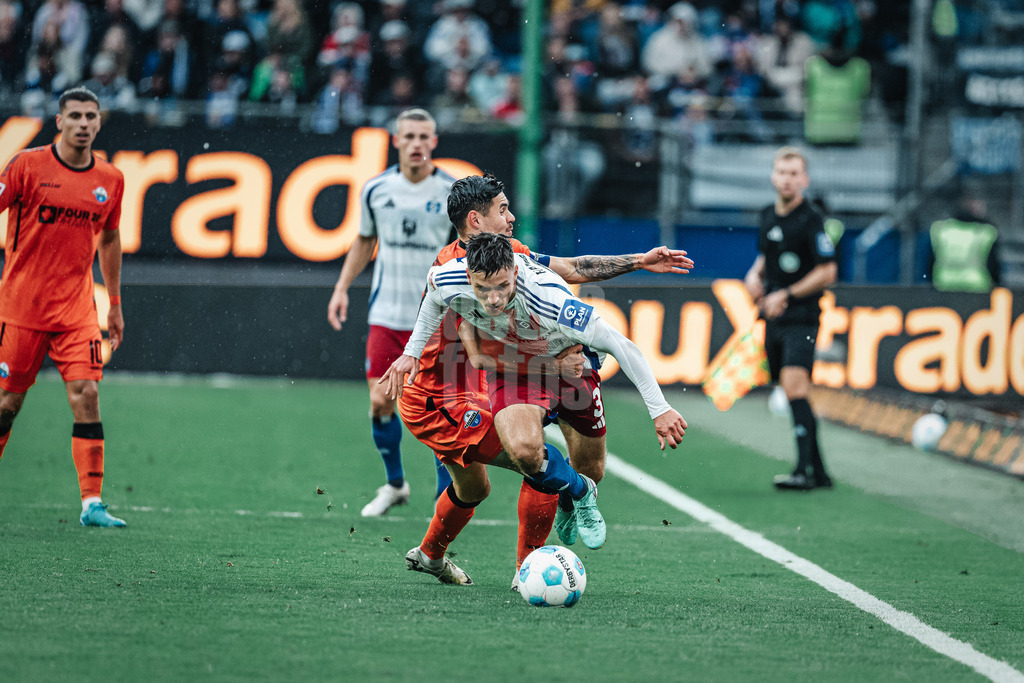 Fußball | Männer | Saison 2024/2025 | 2. Fußball-Bundesliga | 7. Spieltag | Hamburger SV vs. SC Paderborn 07 | 28.09.2024 | Zweikampf zwischen Noah Katterbach (#33, HSV) vorne und Raphael Obermair (#23, SC Paderborn 07) hinten